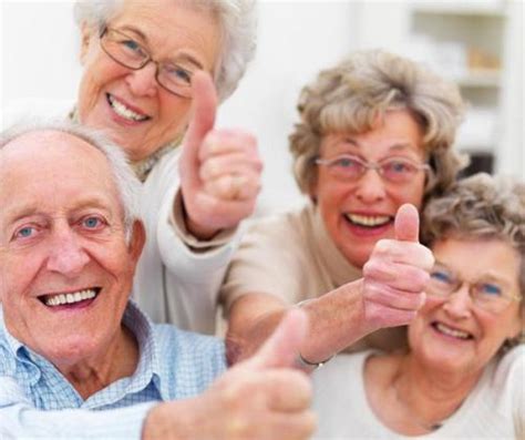 别再说外国老人都住养老院，美国老人开始崇尚居家养老了，专家：给家庭成员支撑很重要