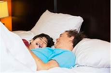 a letto con mio figlio padre sonno figlio immagine stock immagine di a letto con mio figlio padre sonno figlio immagine stock immagine di