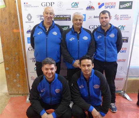 Saint-Michel-de-Maurienne. Boules : tenue de gala exigée