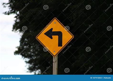 Sharp Left Turn Sign 的图像结果