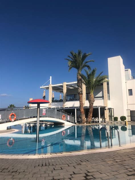 #iykyk #holiday #countdown #pool #beach #sun #calories | Max Richards