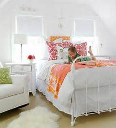 Create Contrast By Adding A Pop Of Color To A White Decor by Create Contrast By Adding A Pop Of Color To A White D 233 Cor Create Contrast By Adding A Pop Of Color To A White Decor