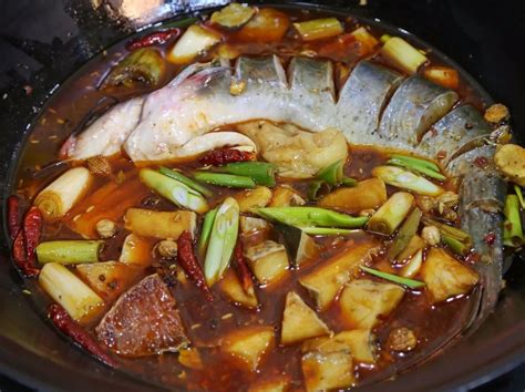 东北菜不精致也不细腻，却深受欢迎：铁锅炖鱼令南方游客垂涎欲滴_风味