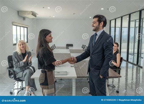 Businessman Shaking Hands 的图像结果