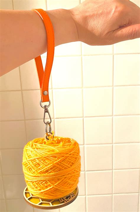 Portable Wrist Yarn Holder ヤーンホルダー | SOCKMANIA