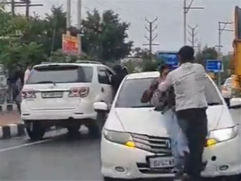 Students Brawl On A Road In Ghaziabad, Fight Continued Even After Two ...