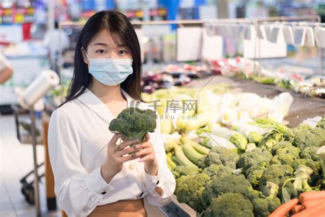 超市购物蔬菜美女下班摄影图配图高清摄影大图-千库网