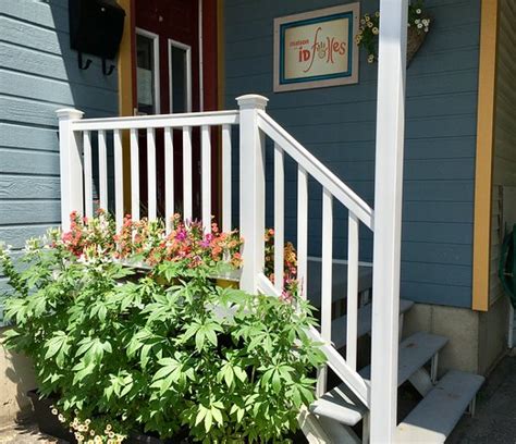 LA MAISON AUX IDFOLLES (Lac-Megantic) - Cottage Reviews & Photos ...