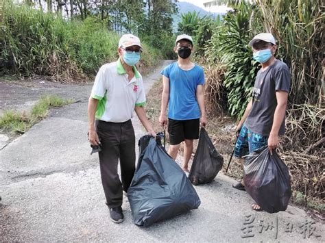 退休教师带领2学生 武吉丁宜新村捡垃圾 - 地方