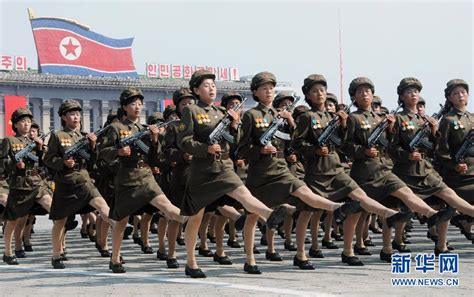 朝鲜举行阅兵仪式庆建国65周年 金正恩挥手致意_国际新闻_环球网