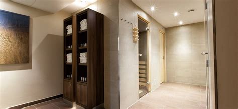 Flemingʼs deluxe hotel riverside | India | RAK Ceramics