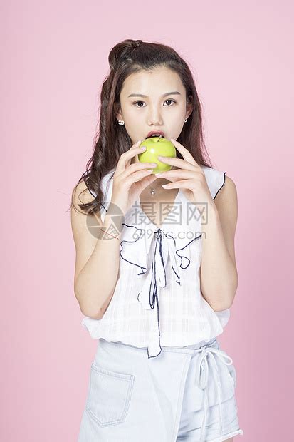 拿着苹果的青年女性高清图片下载-正版图片500917215-摄图网