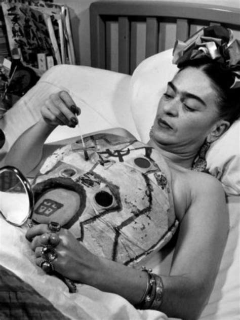Frida Kahlo painting her body cast. a wonderful woman who uses her time ...