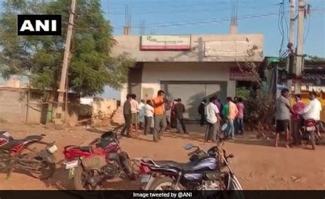 शराब के ठेके खुलने की अफवाह सुनते ही लग गईं लंबी-लंबी लाइनें, सामने आईं ...