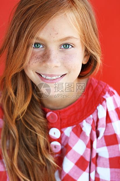 Redehead儿童头发女学生孩子女孩女性微笑快乐眼睛乐趣衣服高清图片下载-正版图片321699608-摄图网