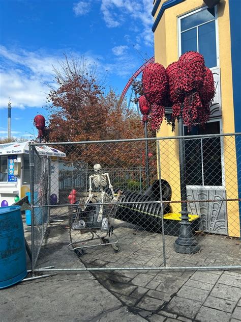 What it’s like to be a scare actor, go to ‘Ghoul School’ at Six Flags ...