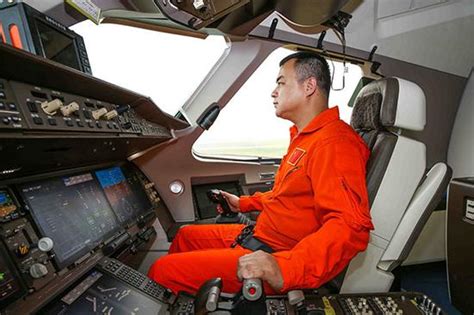 揭秘C919首飞试飞员：机长总飞行时间超1万小时_新闻中心_中国网