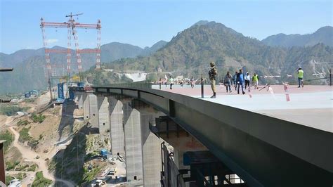 印度吊桥坍塌致百人遇难，事发前桥身摇晃，有人脚踹桥梁绳索_腾讯视频