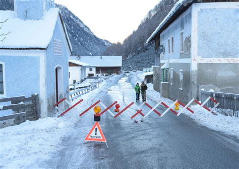 Felssturz in Vals: Dutzende Menschen eingeschlossen - UnserTirol24