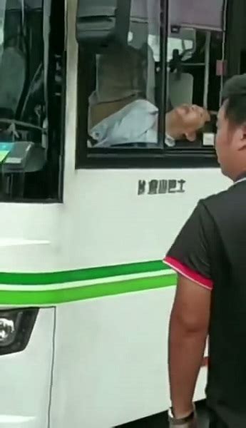 昨晨一公交司机行车途中突发疾病 警民联手救援化险为夷|公交司机|警民|突发_新浪新闻
