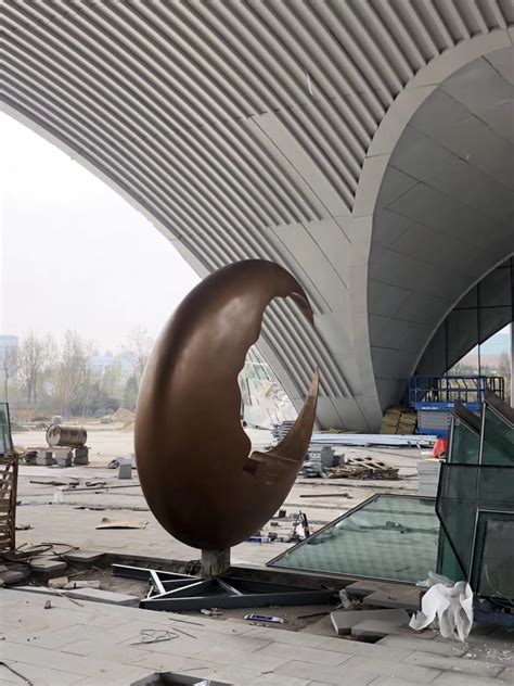 仿月不锈钢雕塑 – 北京博仟雕塑公司