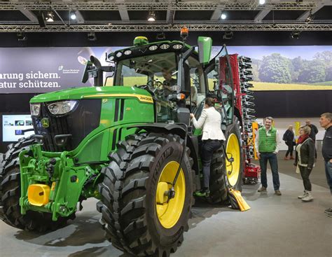 John Deere: vollelektrischer Traktor soll 2026 kommen