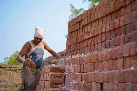 Indian labor working at brick factory | Premium Photo