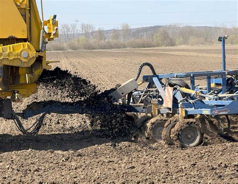 XXL Miststreuer mit Grubber arbeitet Dünger direkt ein | agrarheute.com