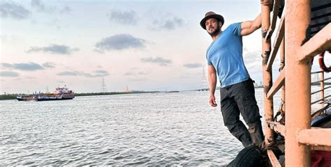 Salman Khan’s Hot Pink Trousers Makes Fans Go Crazy After Him, Fans ...