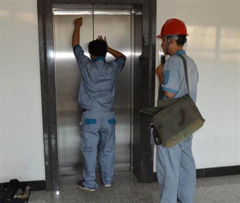 市特检院院长陈泽果到电梯检验现场开展安全检查督导