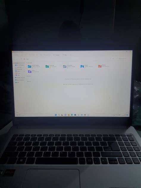 Recebi hoje meu notebook, mas ele tá com umas manchas amarelas na tela ...