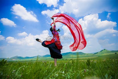 草原上起舞的女孩高清图片下载-正版图片500382185-摄图网