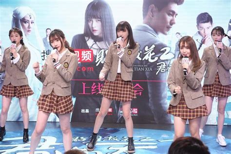 《贴身校花2》定档10.13 SNH48萌妹放话超10亿直播倒立