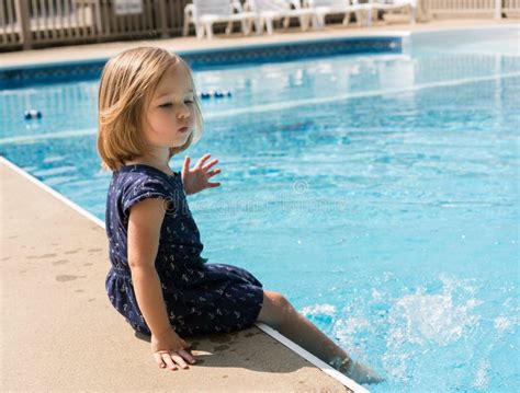 踢在游泳池的小女孩水 库存照片. 图片 包括有 作用, 童年, 享用, 快乐, 用浆划, 放松, 使用 - 108746962