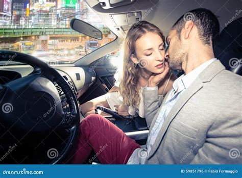 亲吻在汽车的夫妇 库存照片. 图片 包括有 激情, 白种人, 人们, 愉快, 敞篷车, 生意人, 驾驶舱 - 59851796