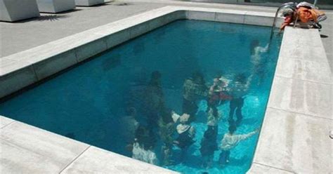 日本最奇怪的游泳池，人们能在水底下行走，看完真是大开眼界！__财经头条