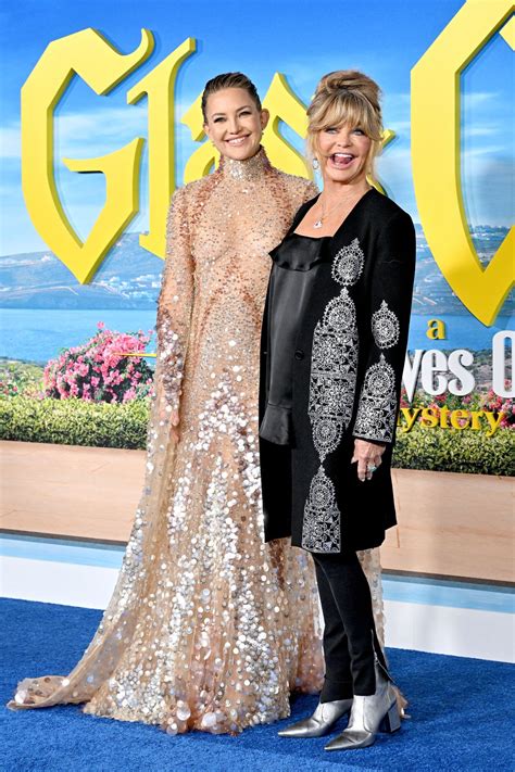 Kate Hudson et Goldie Hawn illuminent le tapis rouge de Glass Onion: A ...