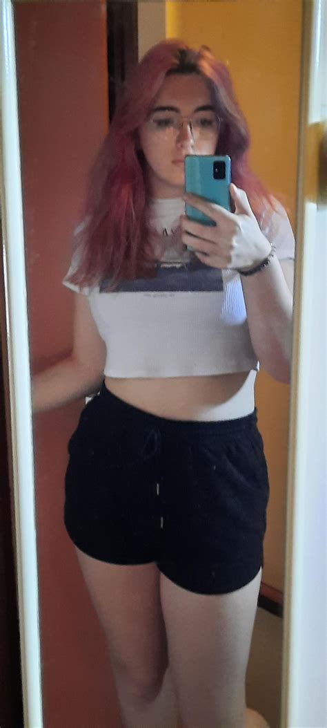 Hot trans girl summer has arrived 💅😌 : r/transpositive