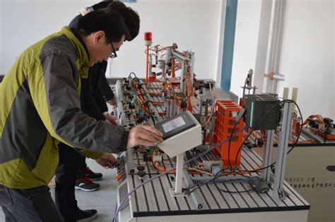 电气工程系邀请设备厂家技术人员做技能培训-青岛港湾职业技术学院