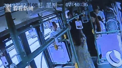 “你，下来！”杭州一姑娘刚上公交车，被民警一把拽下来