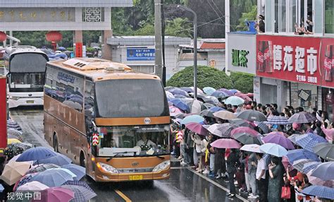 毛坦厂中学88辆大巴车送考生出征 家长冒雨为孩子们加油打气|毛坦厂中学|六安市|送考_新浪新闻