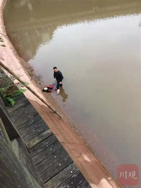 男子救起落水者后悄悄离开 网友通过视频认出：他是警察_新浪四川_新浪网