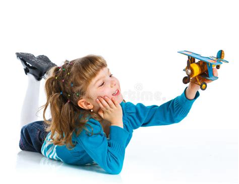 使用与玩具飞机的逗人喜爱的小女孩 库存图片. 图片 包括有 女演员, 休闲, 子项, 机场, 女孩, 背包 - 25194699