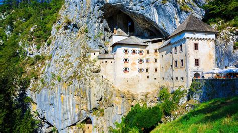 Il castello di grotta più grande al mondo si trova in Slovenia, nell ...