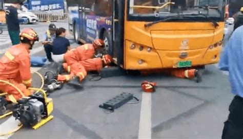 疼！深圳一男子双腿被公交车车轮压住，双腿流血，不能动弹……_救援