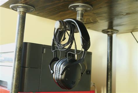 how to keep headphones from smelling