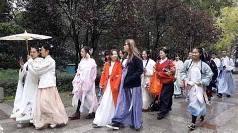 杭州高校美女穿汉服宣传G20 高颜值引围观_大众网