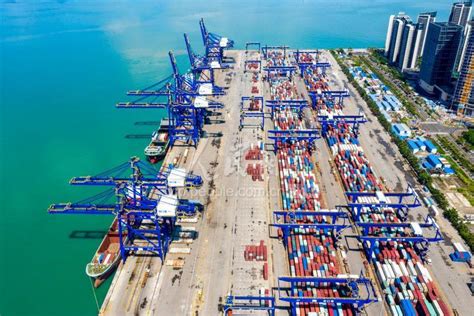 今年前7个月海南货物贸易进出口总值1105亿元 同比增长49.4%。-人民图片网
