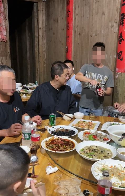 吃饭喝酒的朋友高清摄影大图-千库网