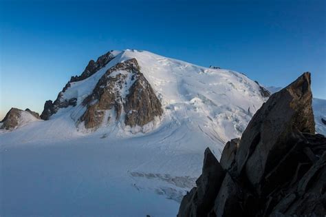 Montblanc du Tacul avec un gros rocher vue depuis la cabane des ...